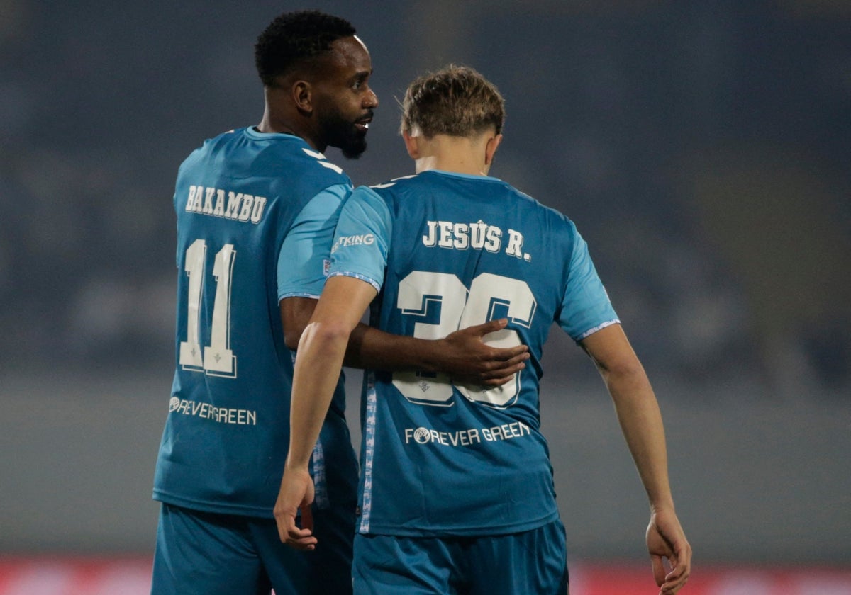 Bakambu y Jesús Rodríguez, tras uno de los goles del punta congoleño