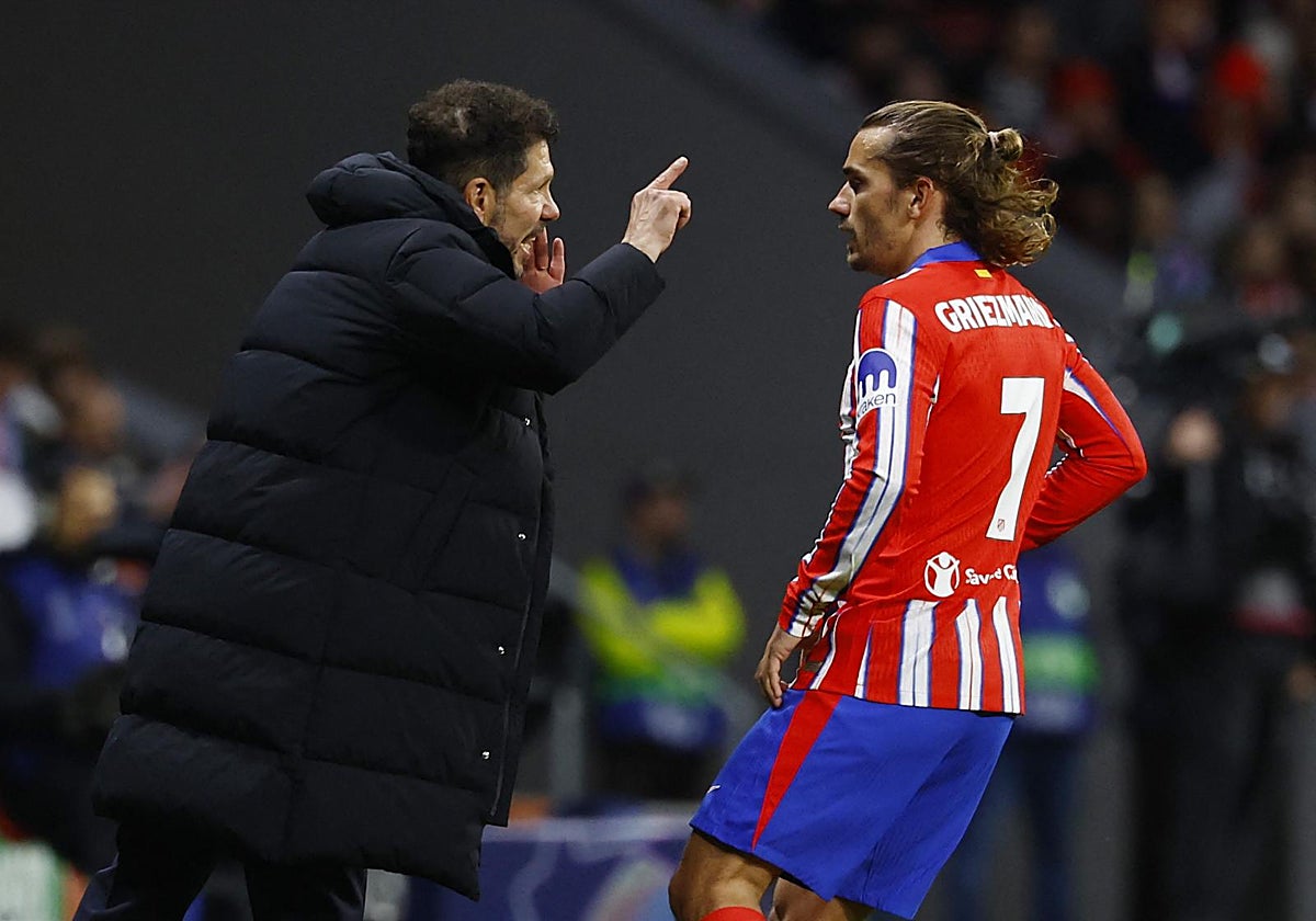 Simeone dialoga con Griezmann durante el Atlético-Madrid