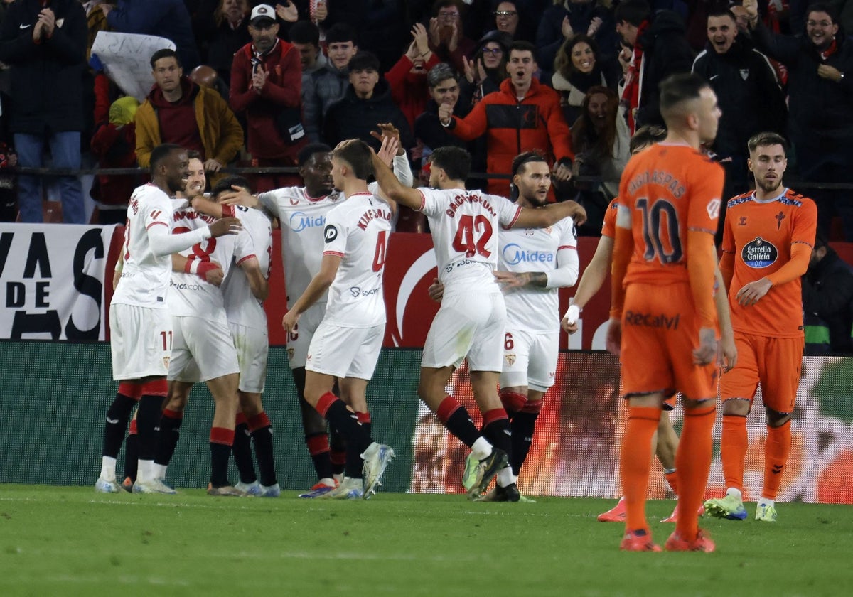 Los jugadores del Sevilla celebran el gol de Manu Bueno ante el Celta