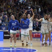 Las jugadoras del BAXI Ferrol celebran la victoria en el partido de ida ante el Asvel