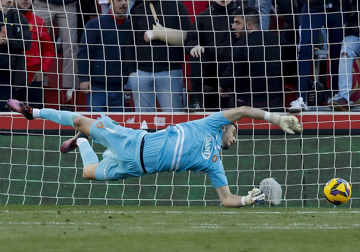 Ni la enésima polémica arbitral eclipsa a Joan García, excelente portero del Espanyol