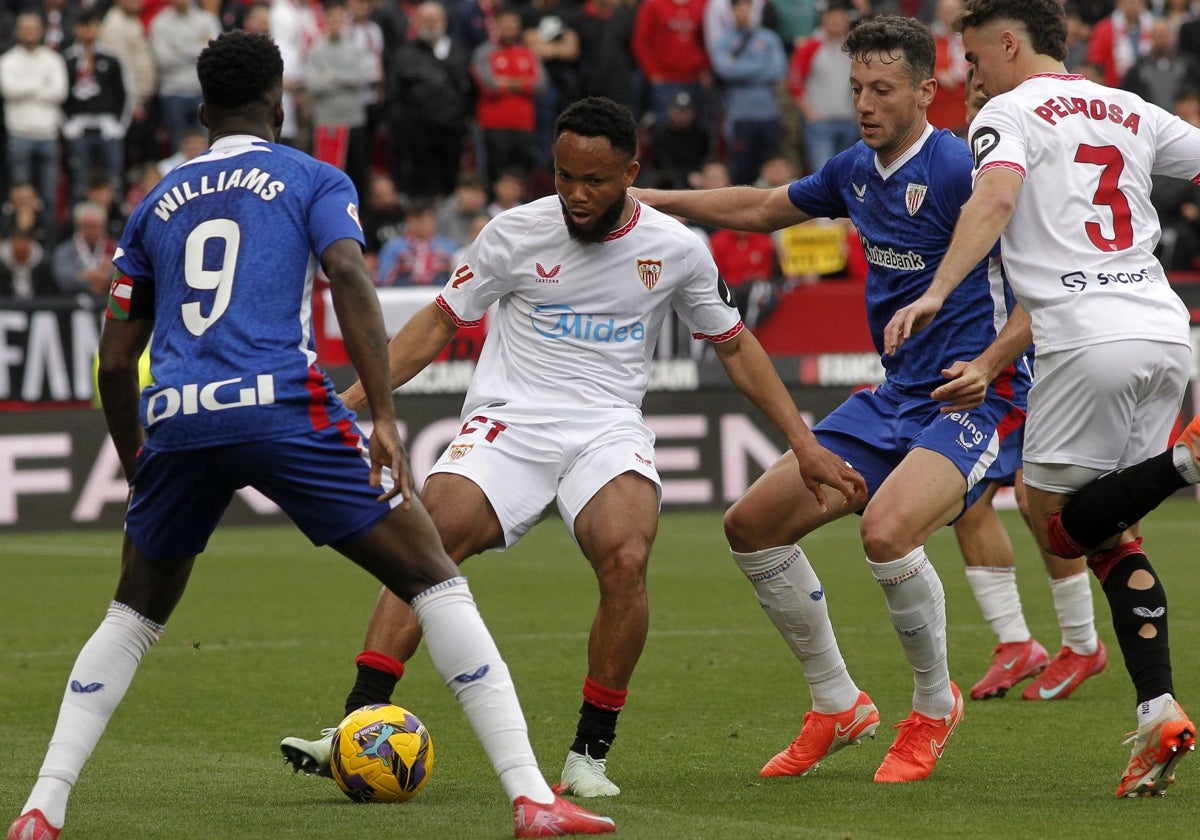 Ejuke conduce el balón en el Sevilla - Athletic