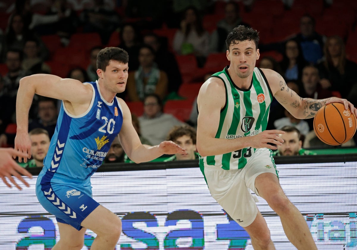 Álex Suárez, que vuelve a casa, manejando la pelota en el choque contra el Caja Rural Zamora