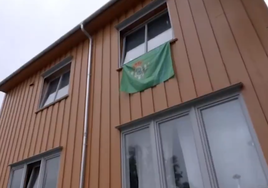 Van paseando por Noruega y se encuentran esta bandera del Betis: «tenemos vecinos que han colgado esta cosa tan bonita en el balcón»