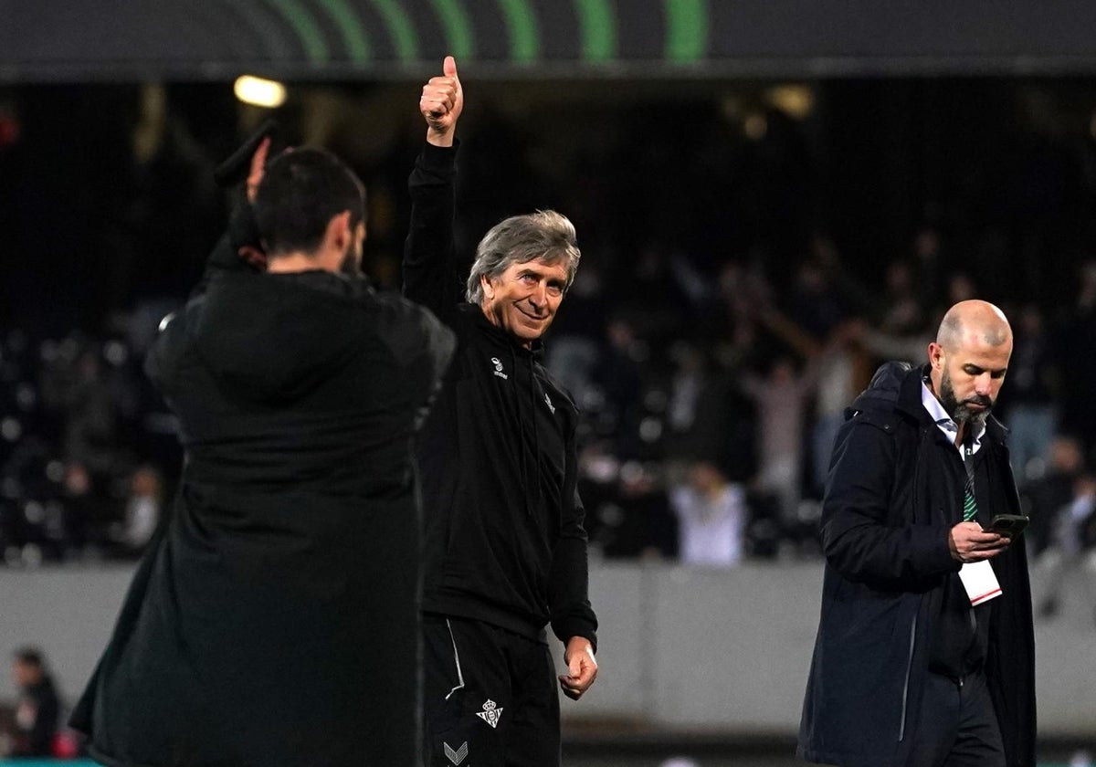 Pulgar hacia arriba de Pellegrini en un partido del Betis en la Conference League este curso