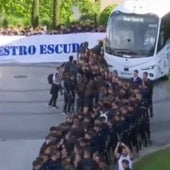 Tradicional pasillo de canteranos y canteranas al Real Madrid masculino antes de un partido de Champions