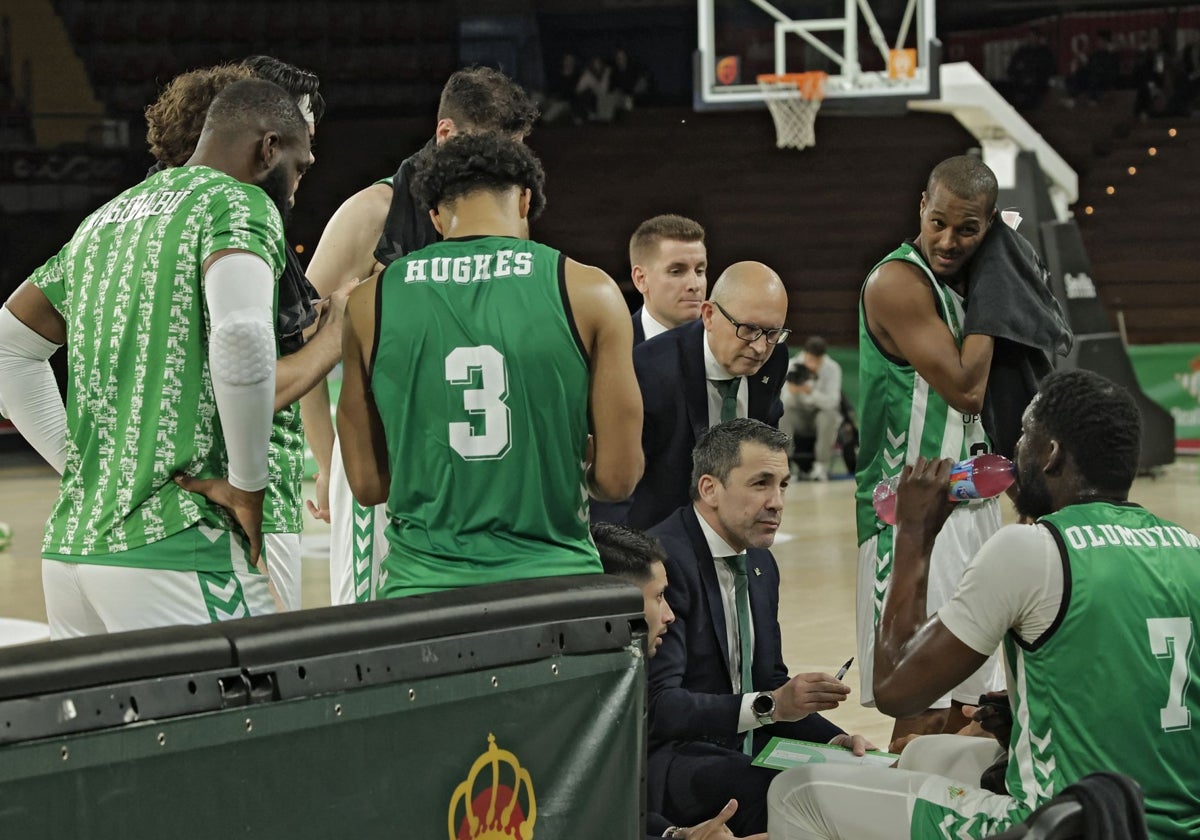 Los jugadores del Betis Baloncesto, atentos a un tiempo muerto de Gonzalo García de Vitoria