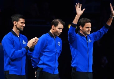 Novak Djokovic, con Nadal y Federer en la despedida del suizo, en 2022