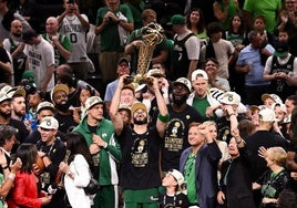 Los jugadores de los Celtics celebran el título conquistado en 2024