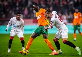 Gudelj encima a Sadiq en el Sevilla - Valencia de la primera vuelta