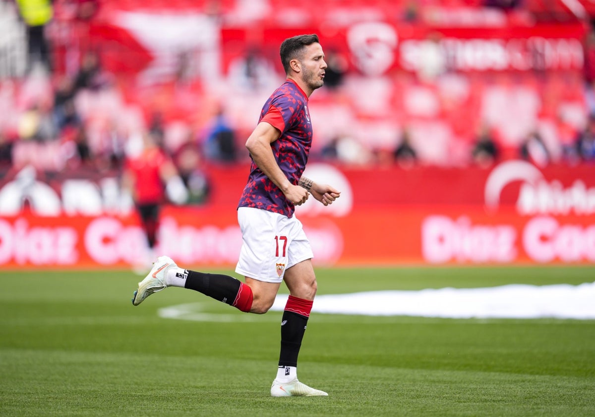 Saúl Ñíguez salta a calentar con el Sevilla en el compromiso frente al Athletic