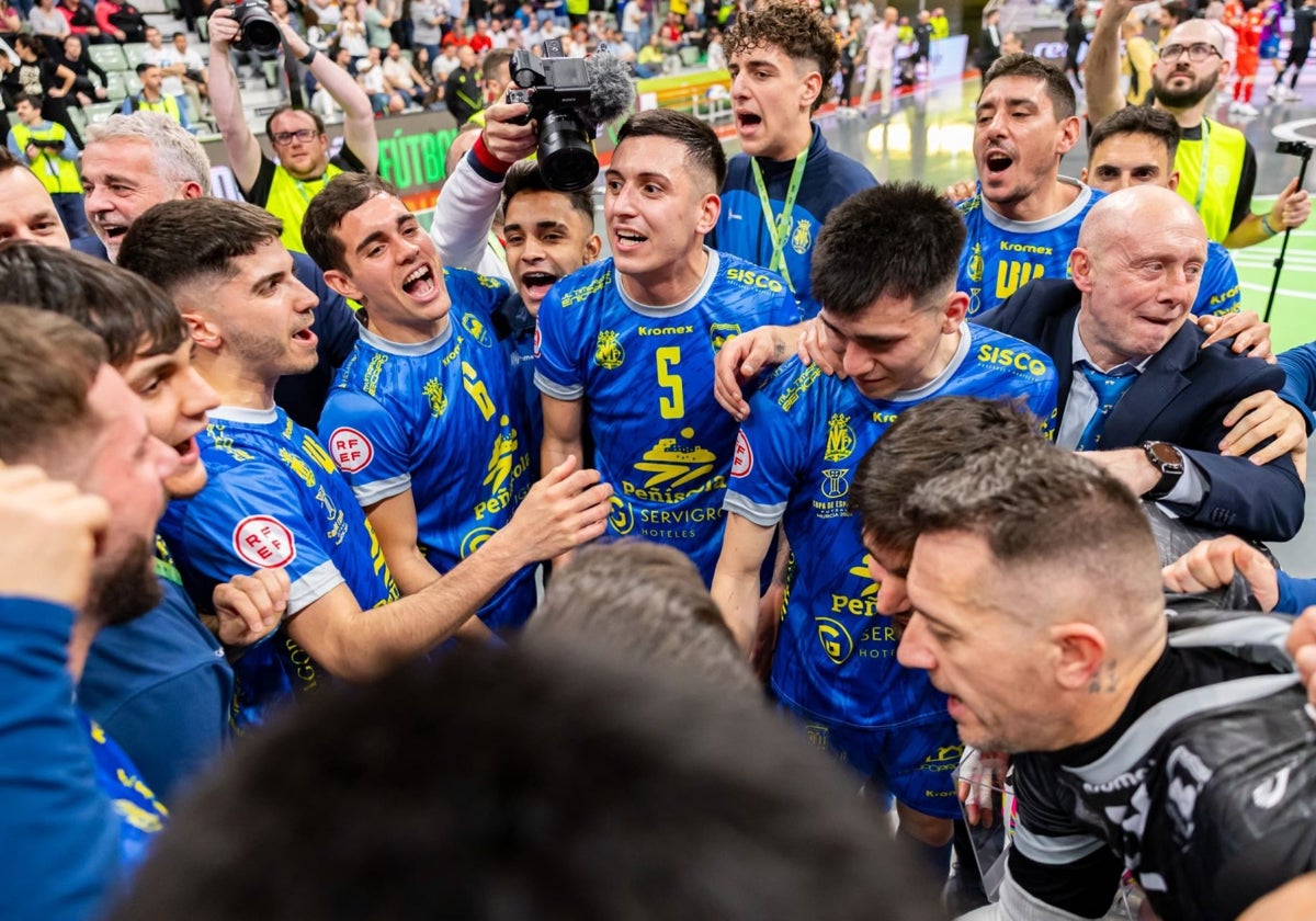 Los jugadores de Peñíscola celebran el pase