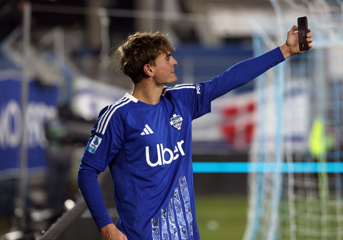 Nico Paz, durante un partido con el Como