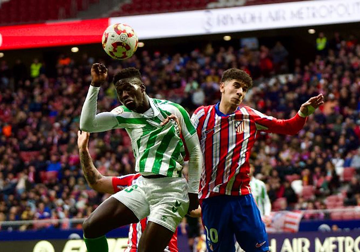 Marciano busca un balón aéreo en el Atlético B - Betis Deportivo este sábado