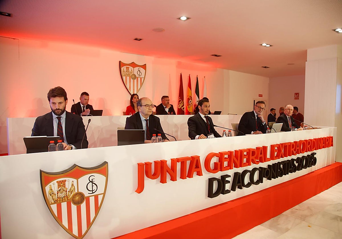Consejo de administración del Sevilla durante la junta extraordinaria de accionistas del Sevilla