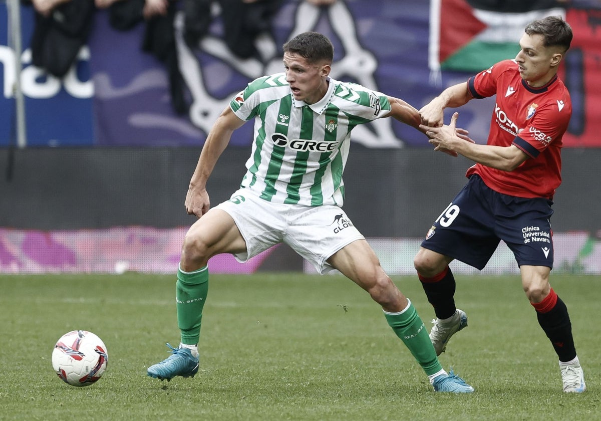 Altimira pugna con Bryan Zaragoza durante el Osasuna - Betis