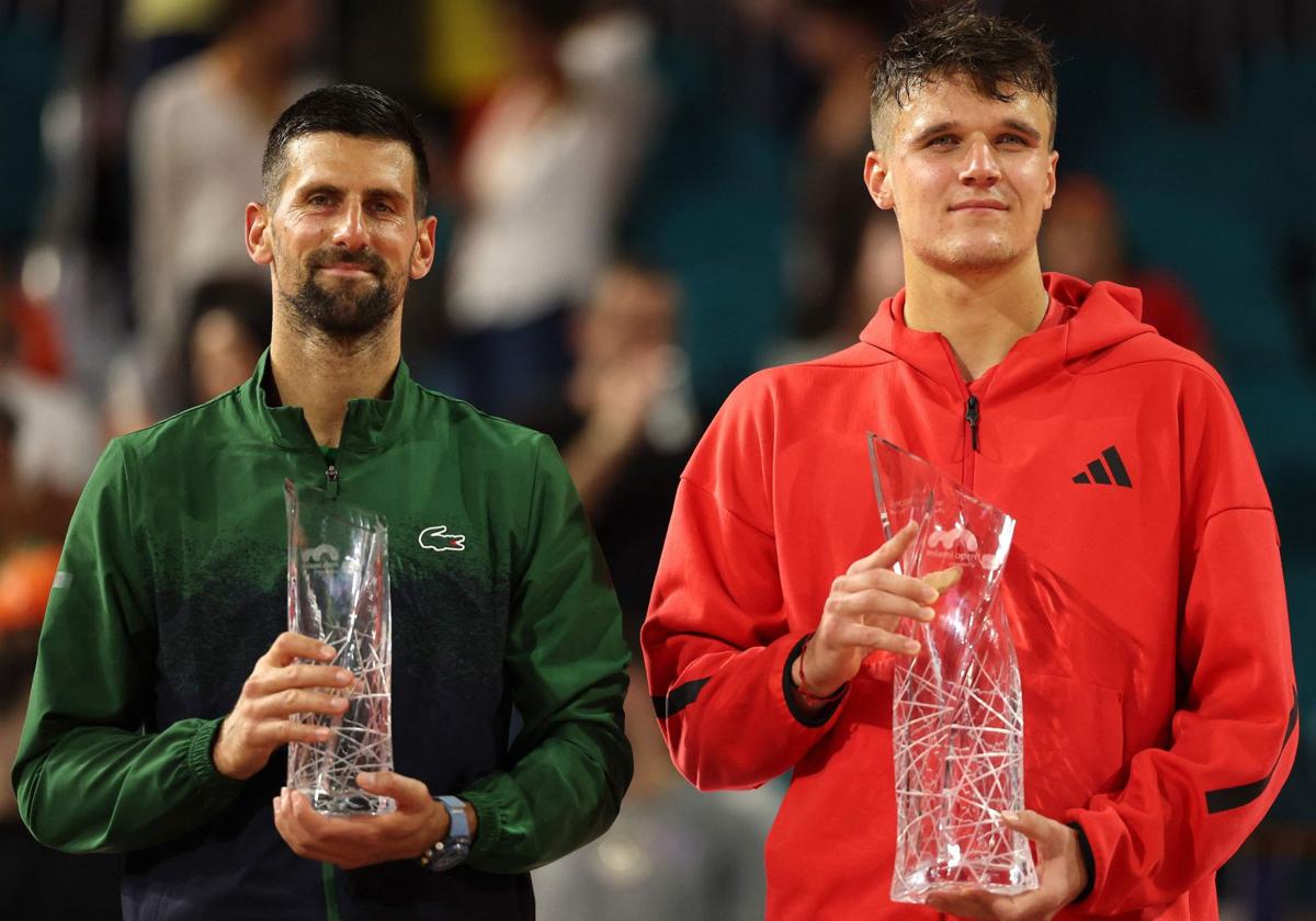 Novak Djokovic y Jakub Mensik.