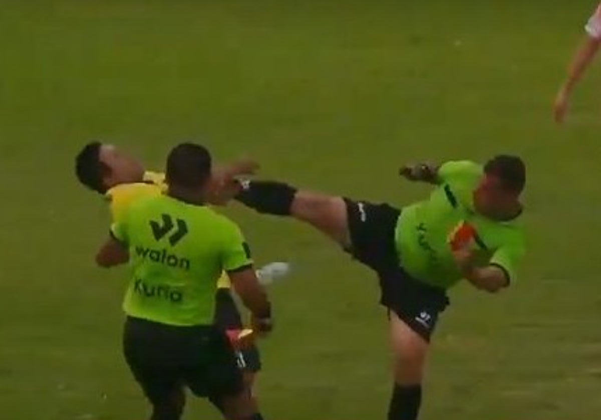Tremendo árbitro: derribó de un patadón en el cuello al técnico que iba a agredirle