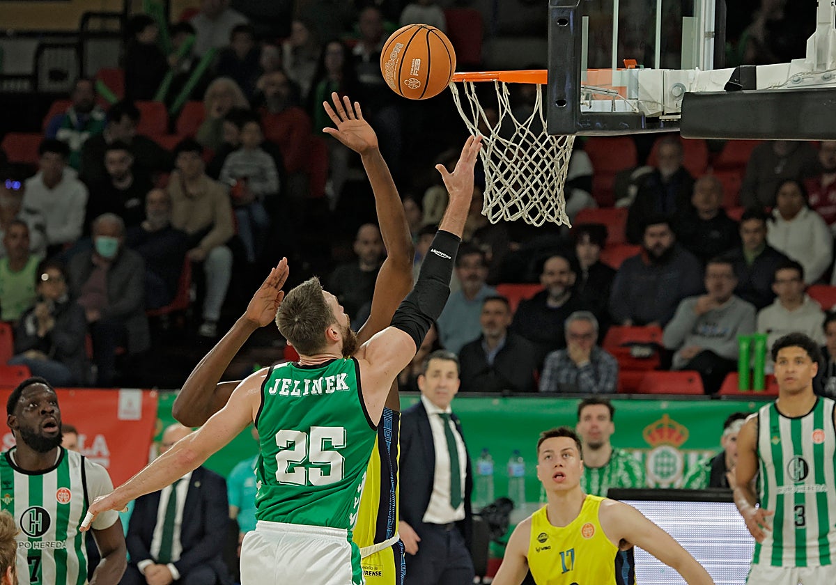 Jelinek, lanzando a canasta en el duelo contra el Aircargobooking Ourense