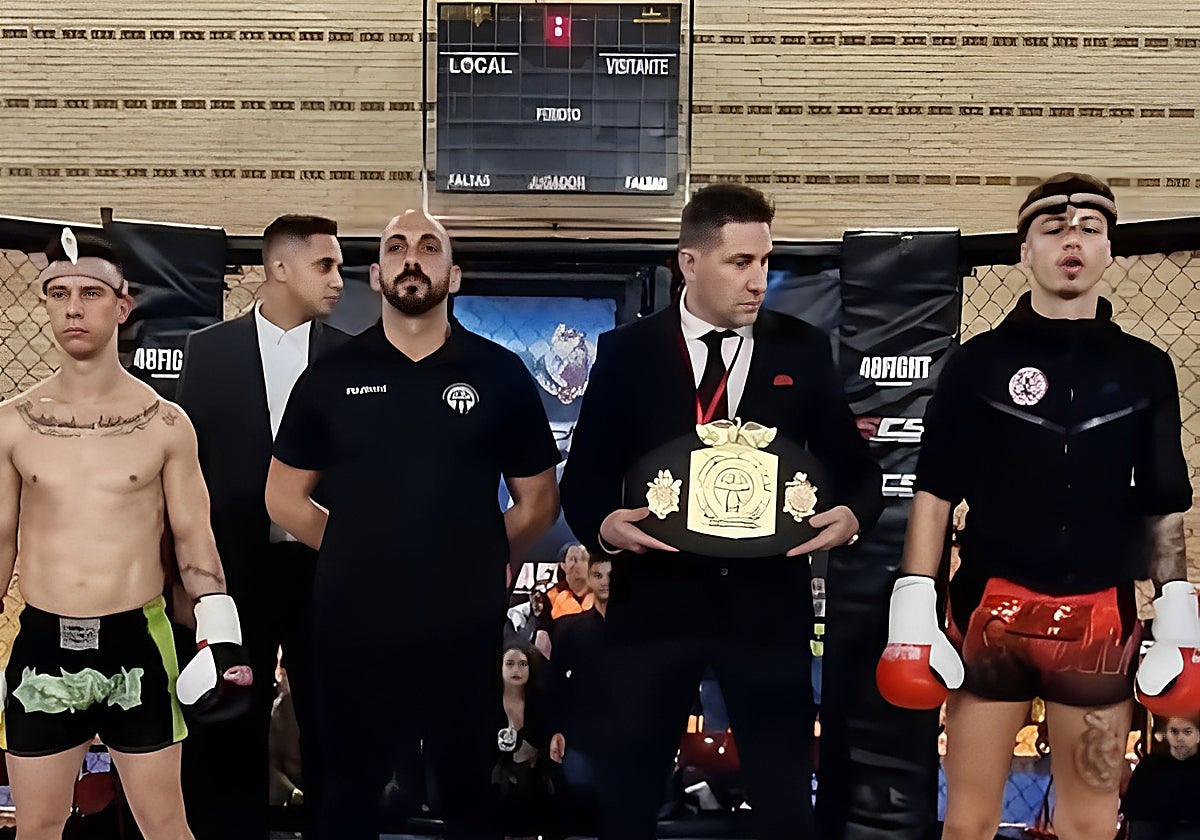 Antonio Ricobaldi, delegado en España de la WKA, sostiene el cinturón de campeón