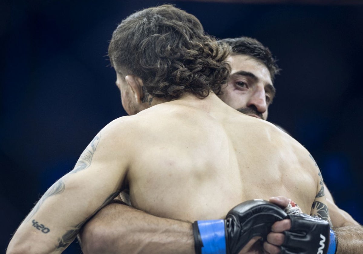 Ibragimov abraza a Colombo (de espaldas), tras el combate estelar de WOW 17