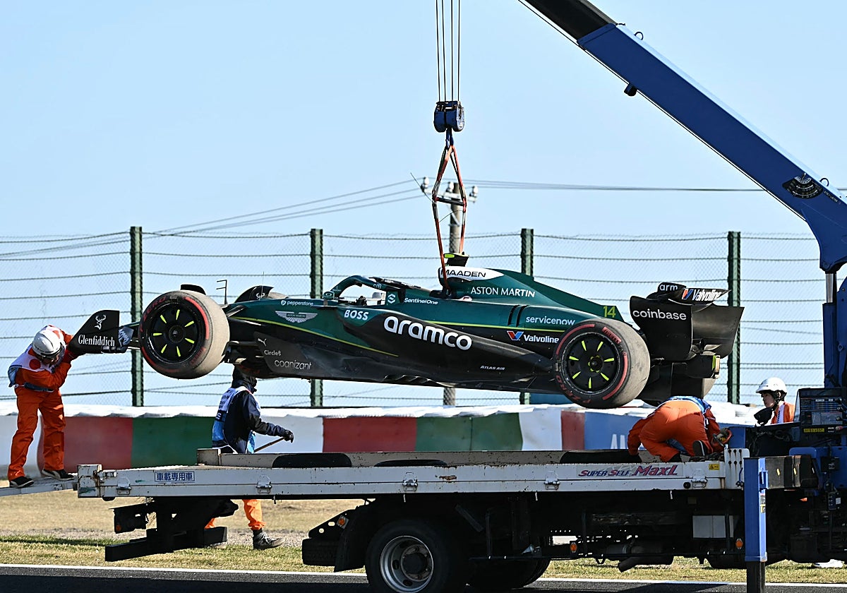 El Aston Martin de Alonso, en la grúa