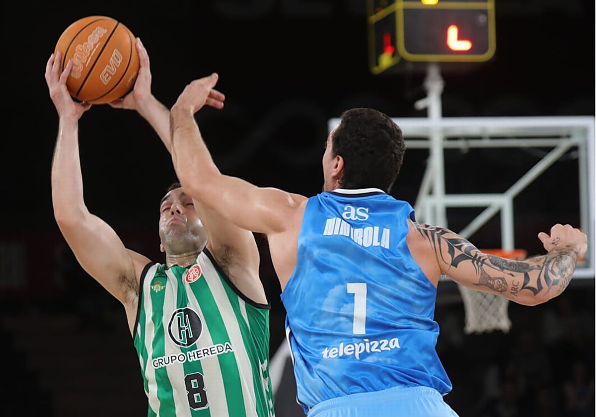 Benite, defendido por Kravic, del Movistar Estudiantes