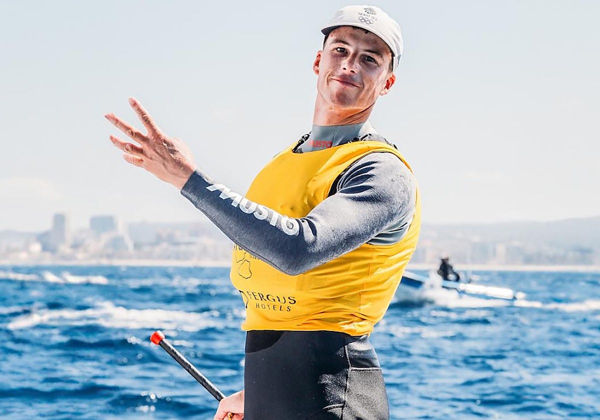 El británico Michael Beckett sumando con los dedos los cuatro Sofías consecutivos que ha ganado