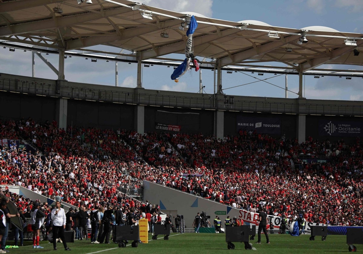 Imagen del paracaidista colgado en el techo del estadio del Toulouse