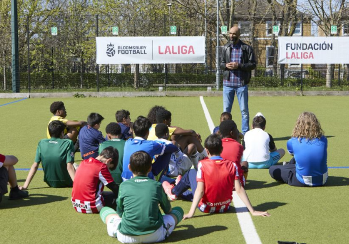 Kanouté junto a los jóvenes que acuden cada semana a la iniciativa de LaLiga en colaboración de Bloomsbury Football