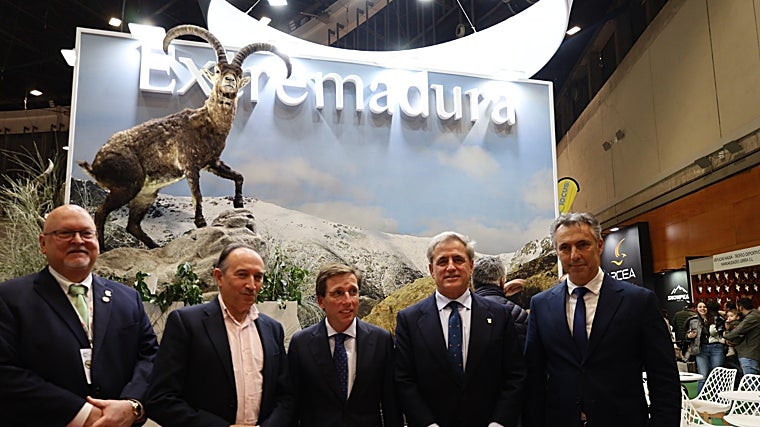 José Luis Martínez Almeida en el estand de la Junta de Extremadura en Cinegética 2025