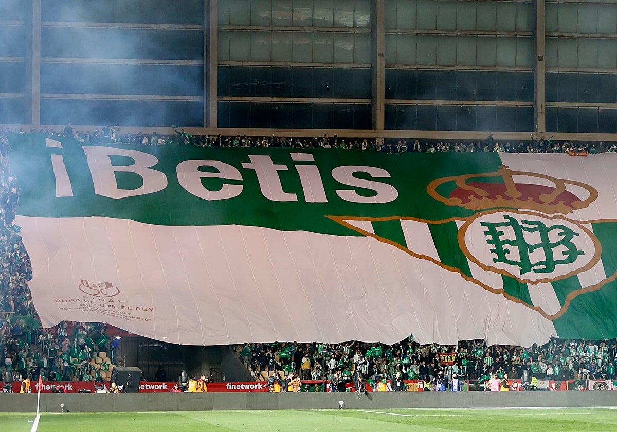 La pancarta gigante de la grada de la afición del Betis con el «Betis alé» en la final de la Copa del Rey de 2022