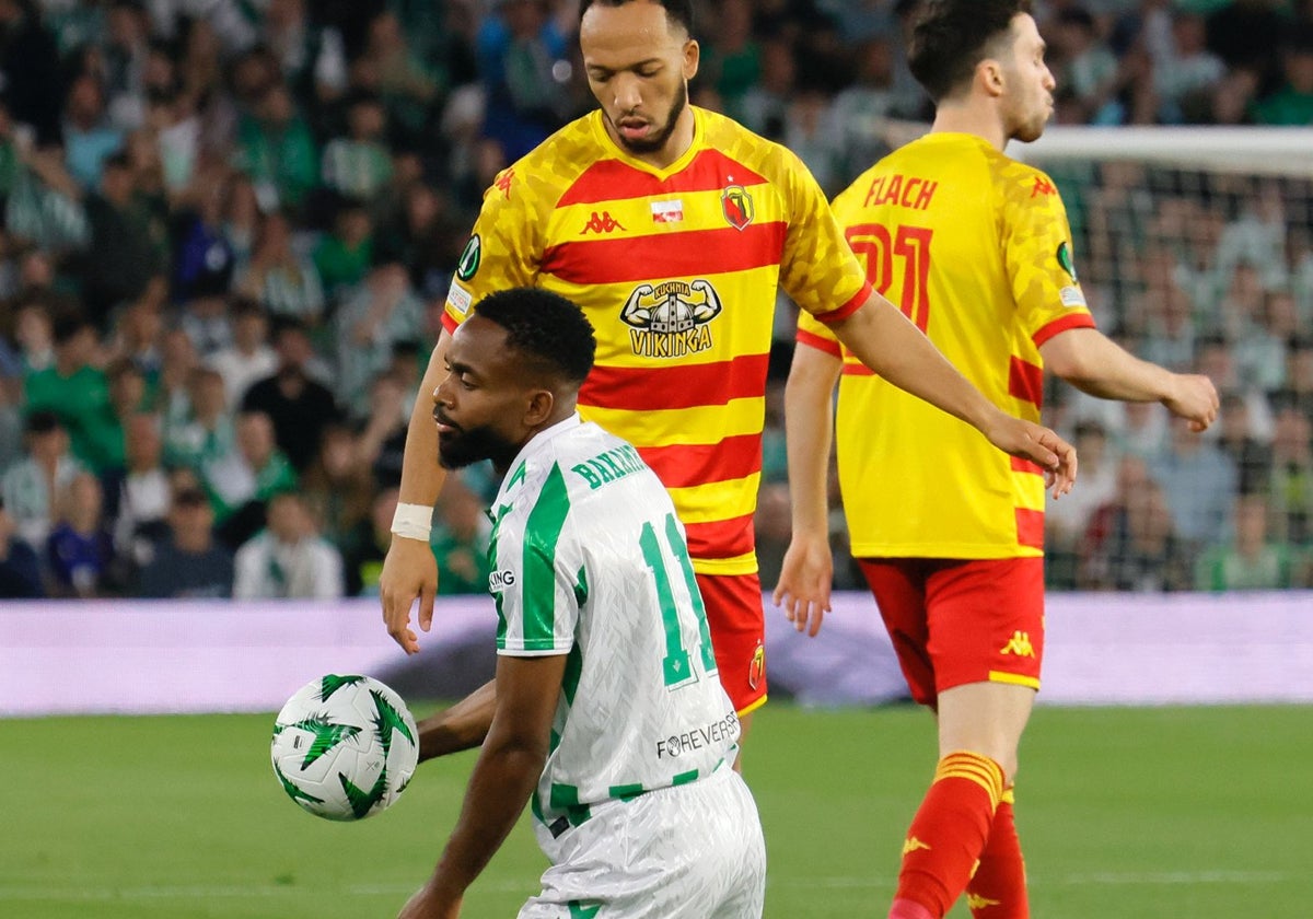 Bakambu, en el suelo del césped del Villamarín en el duelo ante el Jagiellonia