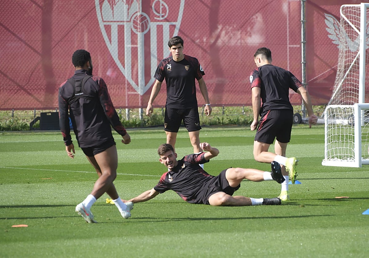 Kike Salas, Juanlu, Ejuke y Saúl, en un entrenamiento previo a la visita del Sevilla al Valencia