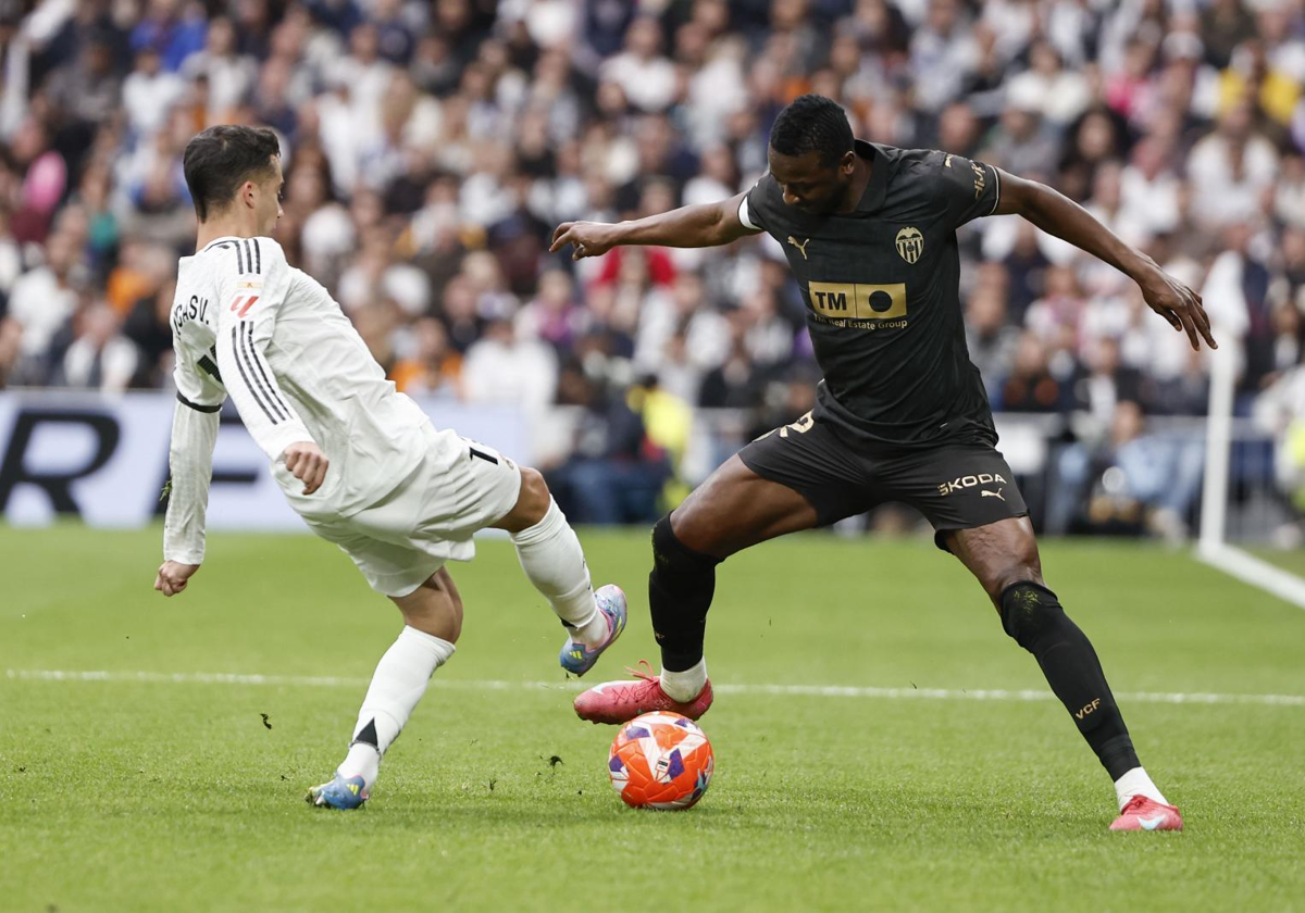 Umar Sadiq, delantero del Valencia, en su partido victorioso ante el Real Madrid el pasado 5 de abril