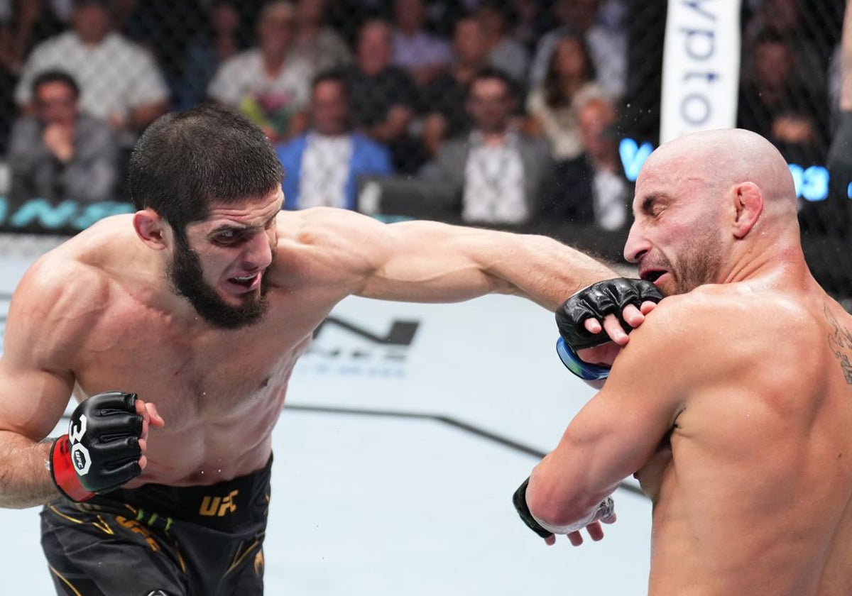 Islam Makhachev conecta una izquierda sobre Volkanovski