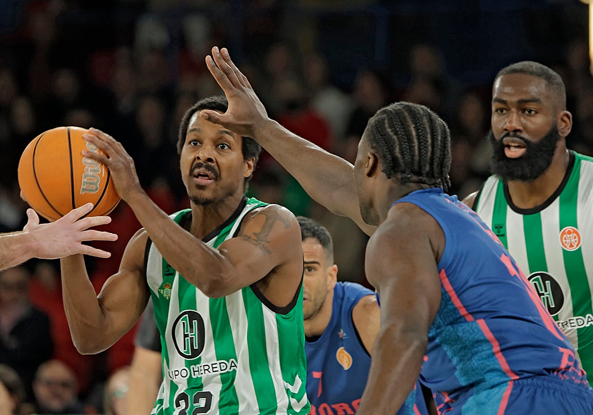 Renfroe, con el balón, en un partido con el Real Betis Baloncesto