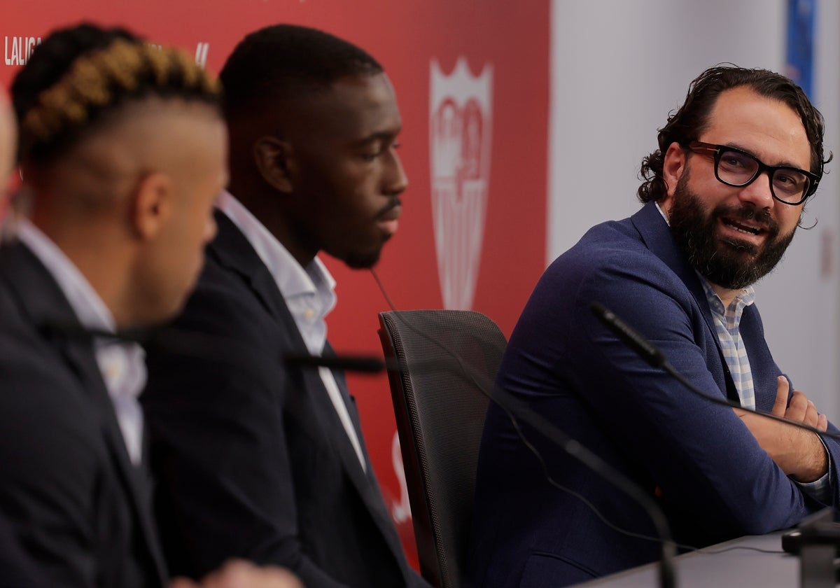 Víctor Orta se dirige a Soumaré y Mariano en sus presentaciones con el Sevilla