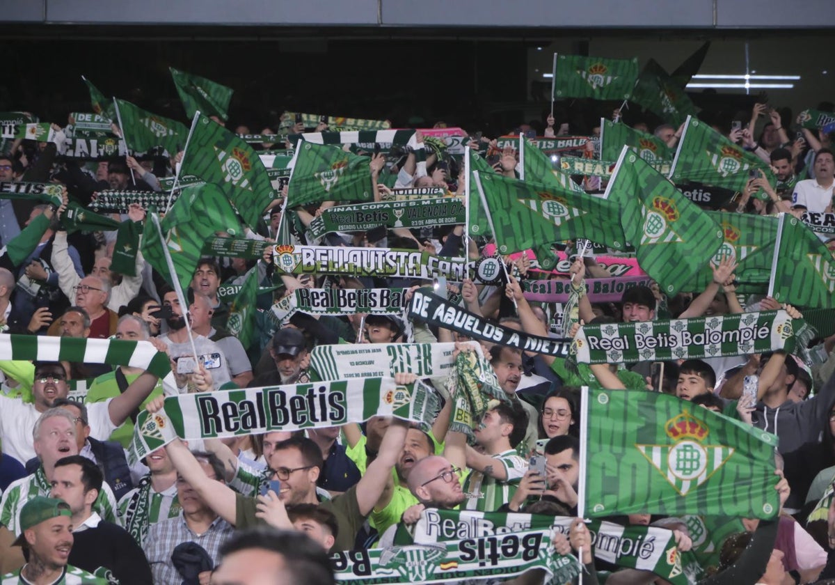 Multitud de béticos alzan las bufandas en el duelo frente al Jagiellonia