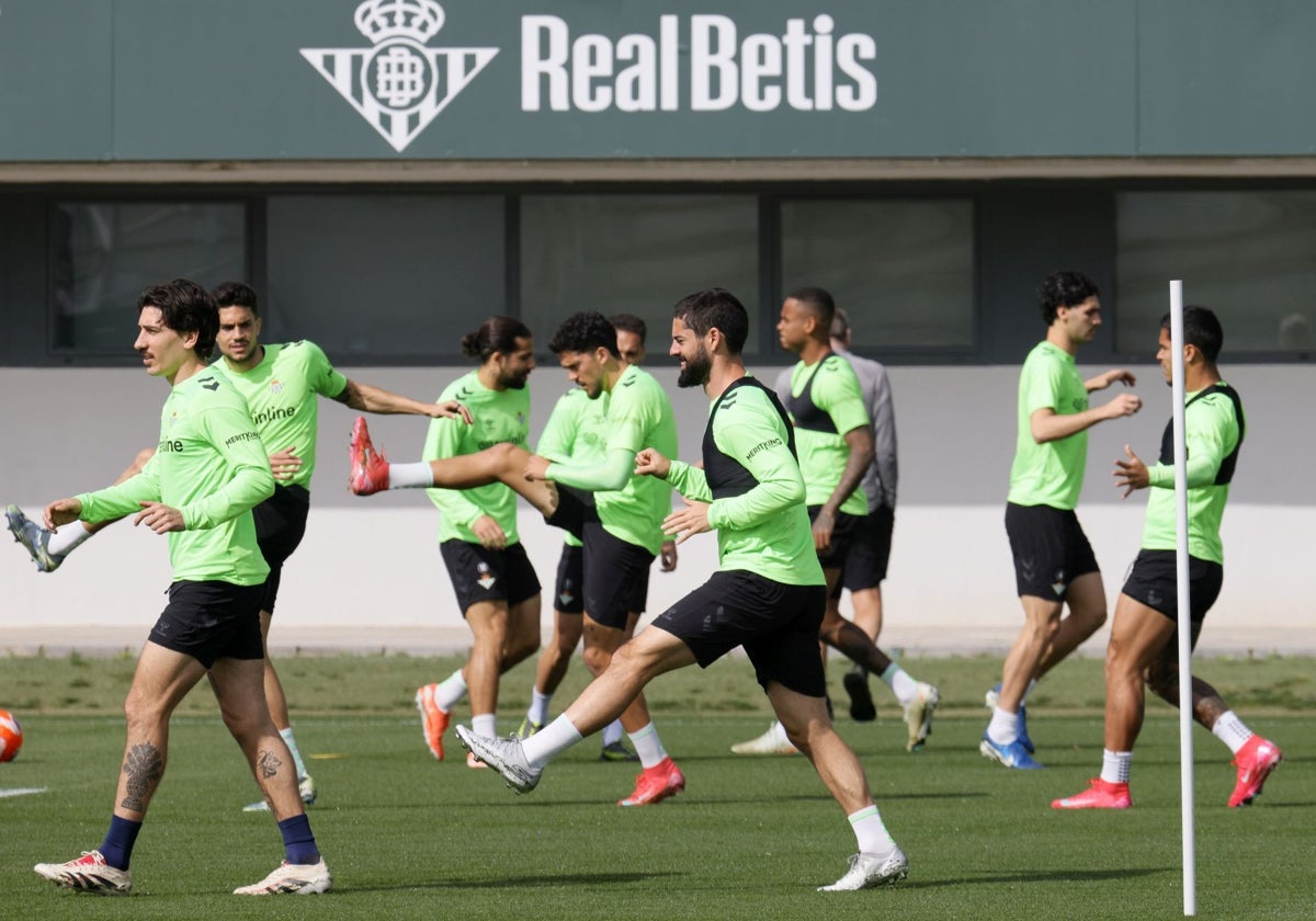 Varios futbolistas del Betis, en el inicio del entrenamiento de este sábado