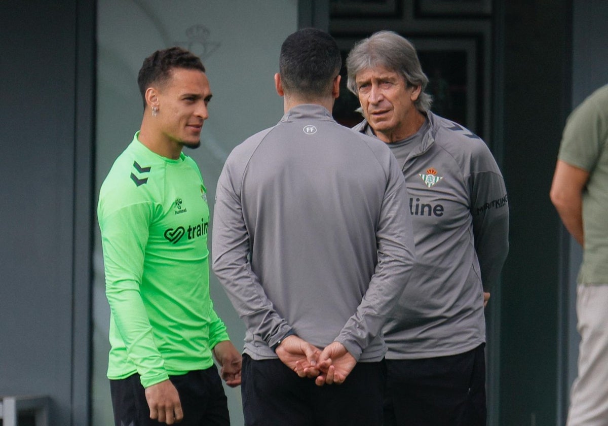 Pellegrini, Antony y Fernando, en el inicio del entrenamiento de este sábado