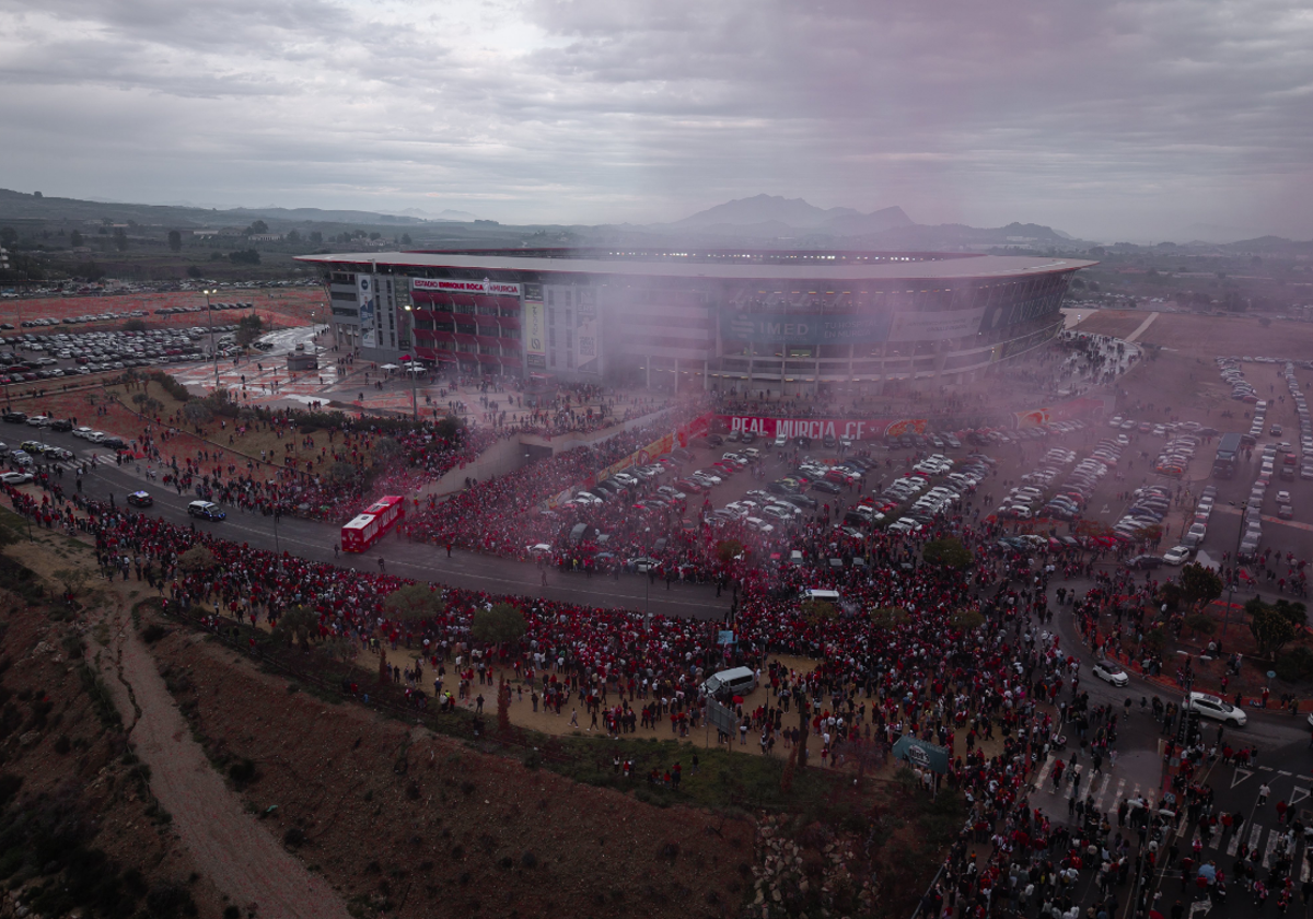 La afición del Real Murcia, en el recibimiento a sus jugadores ante del encuentro ante el Ceuta