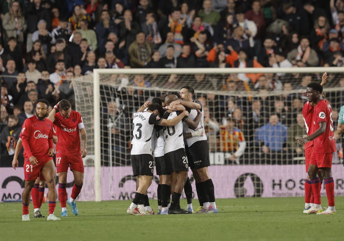Final del partido disputado por el Valencia y el Sevilla en Mestalla