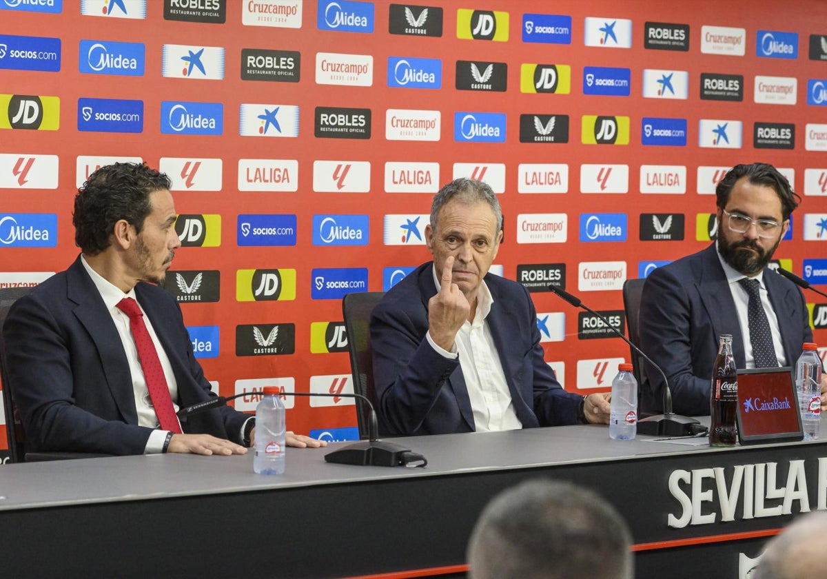 José María del Nido Carrasco, Joaquín Caparrós y Víctor Orta en la presentación del utrerano como nuevo entrenador del Sevilla