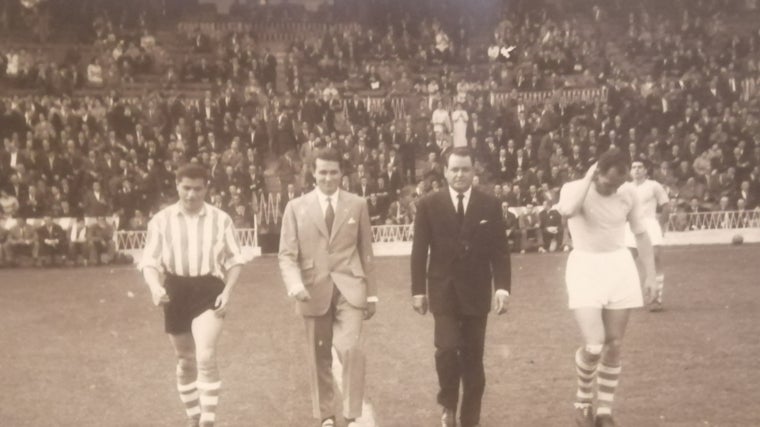 Gabriel Laiseca y Juan Manuel Alonso-Allende en San Mamés donde realizaron un saque de honor