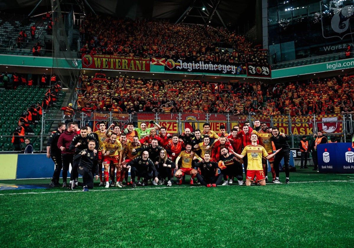 Los jugadores del Jagiellonia celebran el triunfo en el estadio del Legia