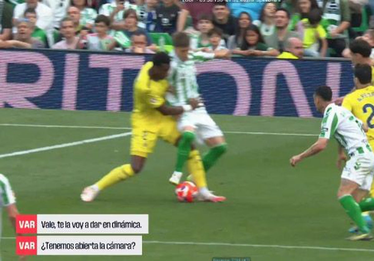 La imagen congleada de la entrada por detrás de Costa a Lo Celso, al que golpea con la rodilla