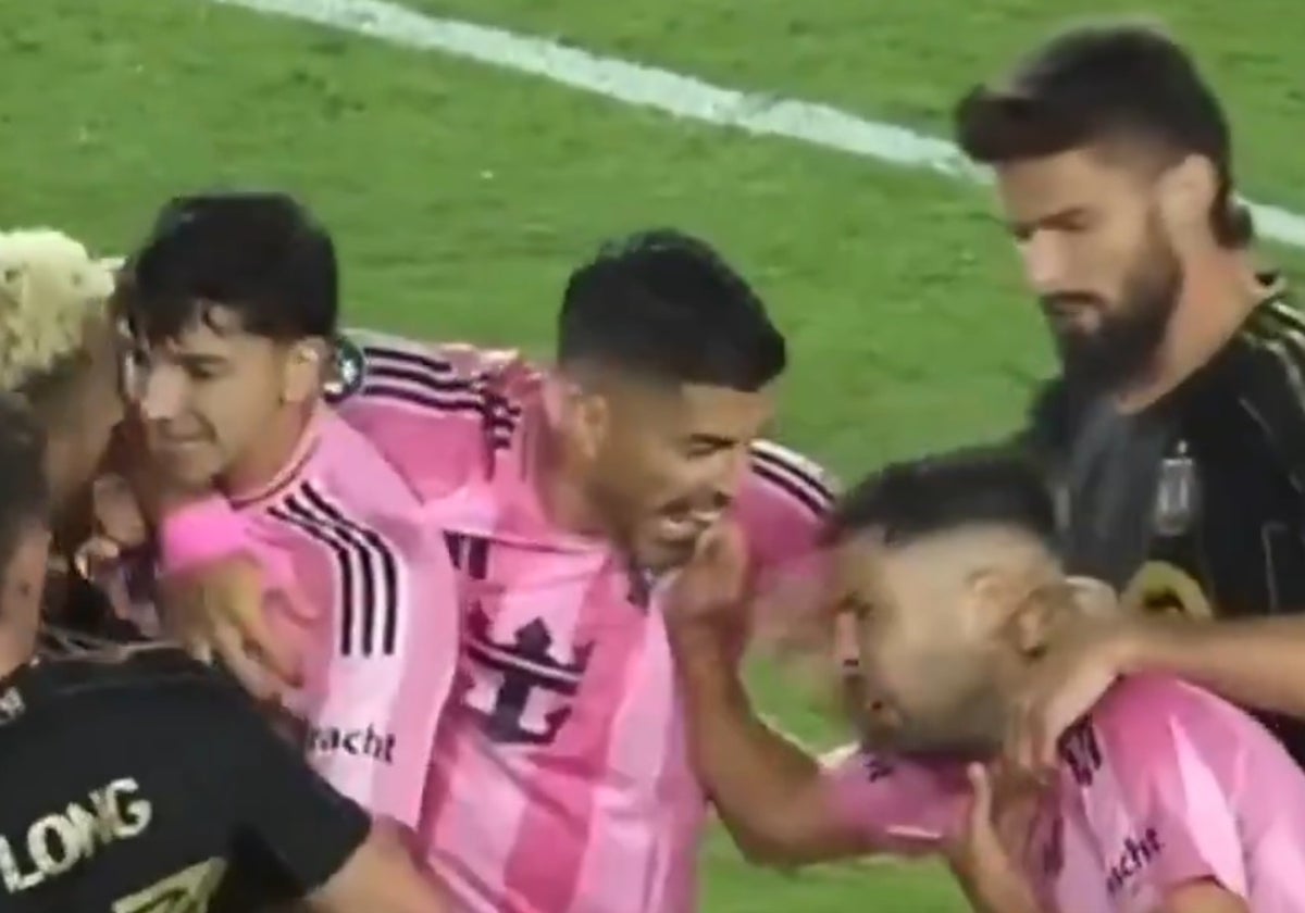 Luis Suárez, mordiendo a Jordi Alba