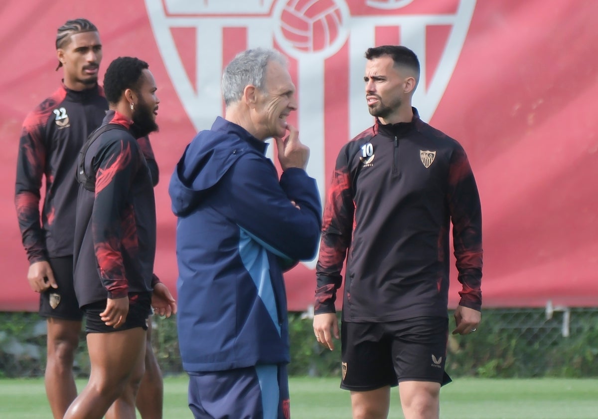 Joaquín Caparrós, with Suso, Ejuke and Badé behind him