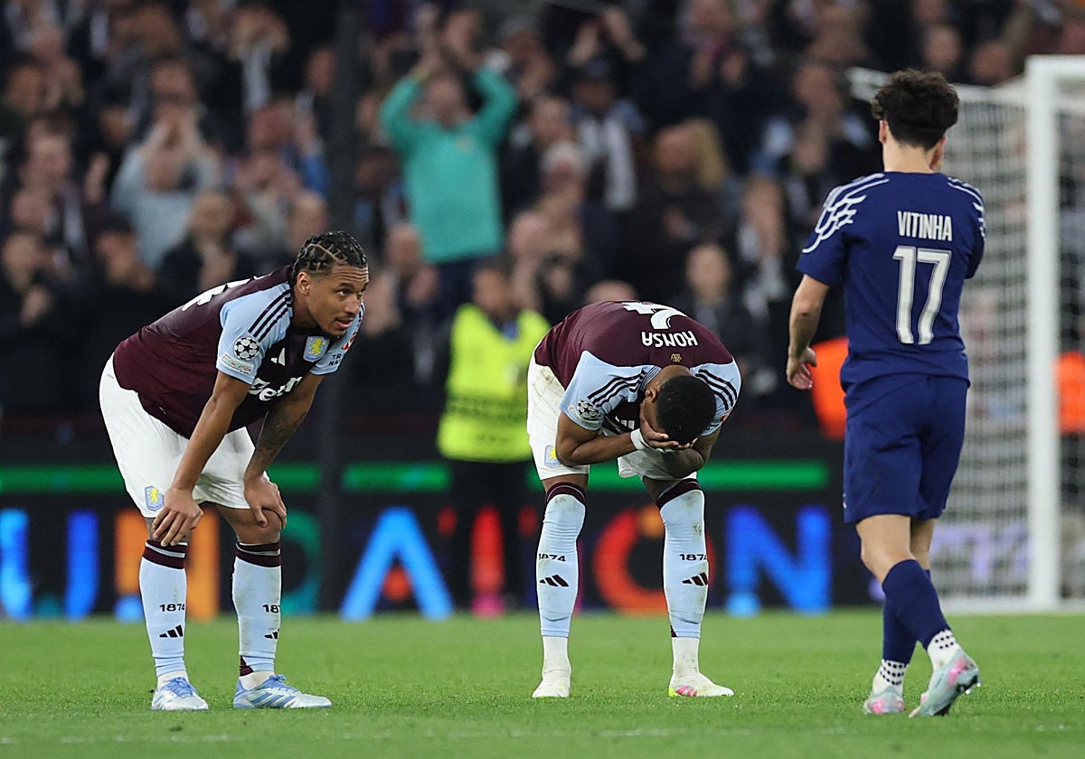 Vitinha, consolando a jugadores del PSG al final del partido